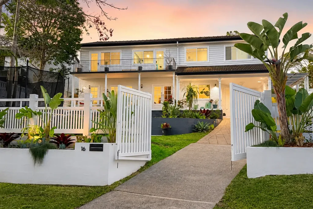 Elanora Heights 4 Slaapkamer Luxury Family Entertainer on 1,093sqm with Full-Size Private Tennis Court