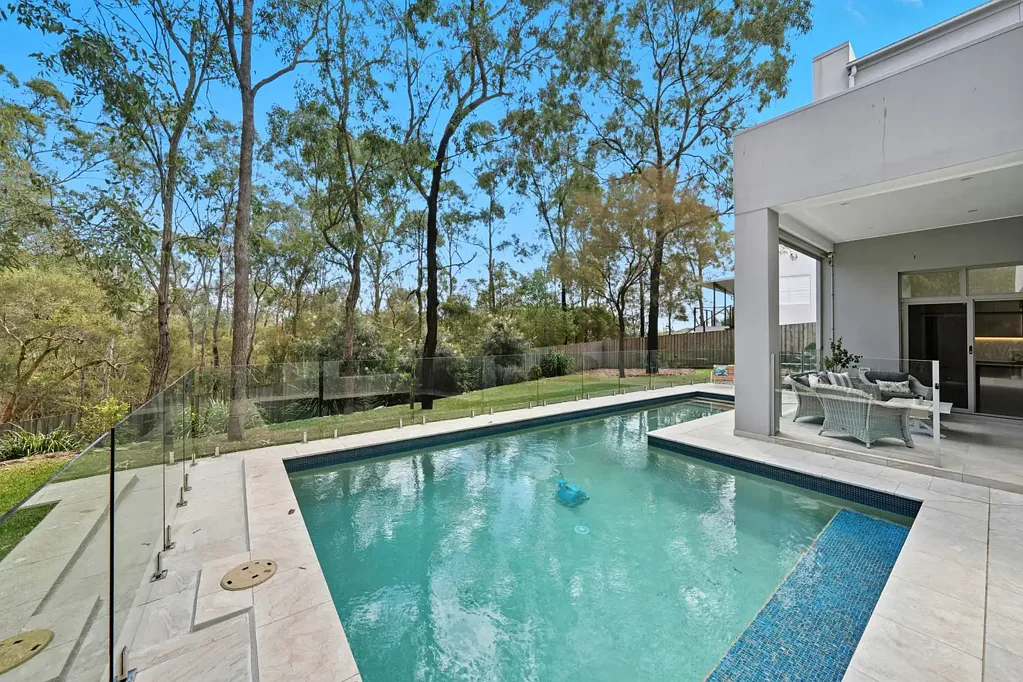 Carindale 5房  行政级别，度假村式生活，以及壮丽的公园景观背景！ Executive, resort style living and a stunning parkland backdrop!