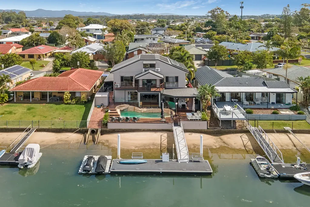 Hollywell 5chambre The Ultimate Family Waterfront Lifestyle - Feature Packed