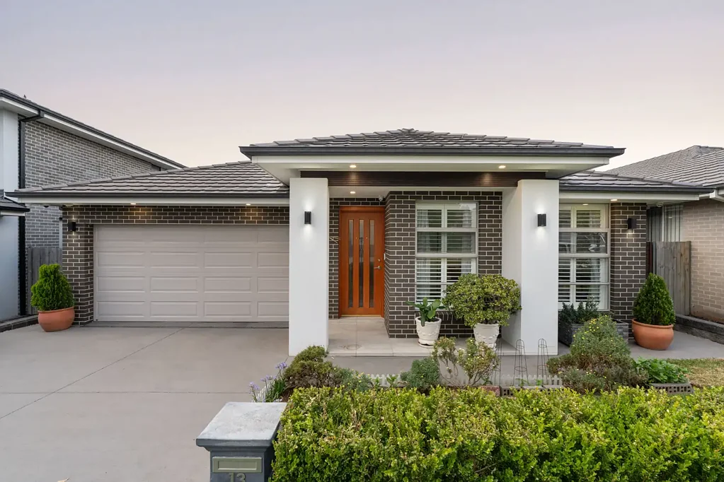 Oran Park 4房 四卧单层温馨家 开放式厨餐区 高天花开阔视野 风管空调舒适住 主卧套带衣帽间 中心区宁静便利 双车库太阳能装 Family-Focused Single Level Home