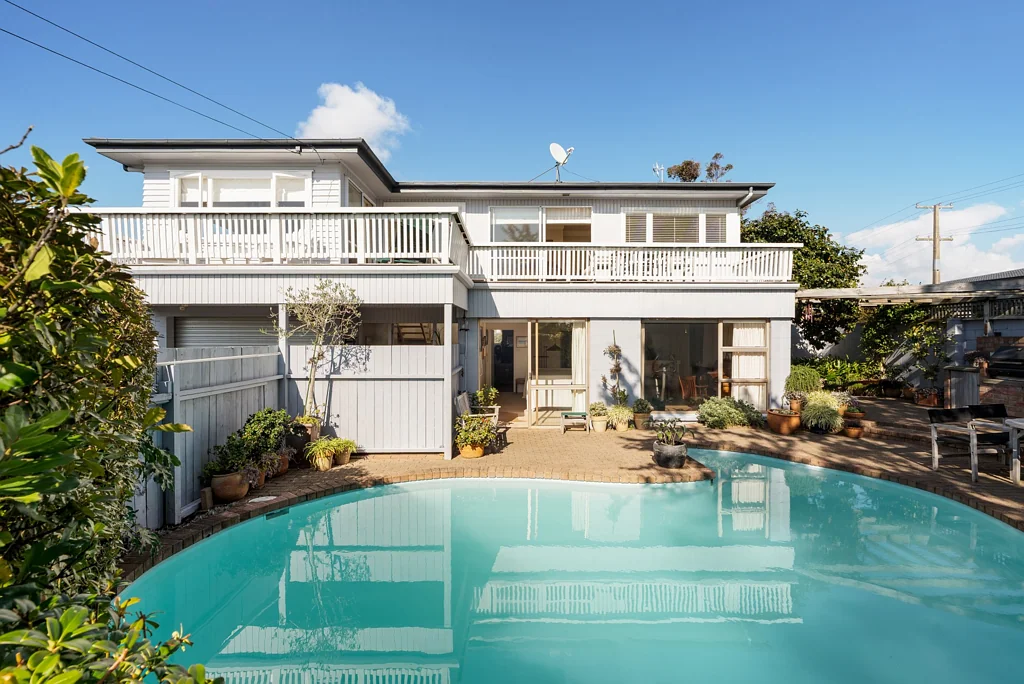 Otumoetai 3房  Poolside Living with Elevated Outlook!