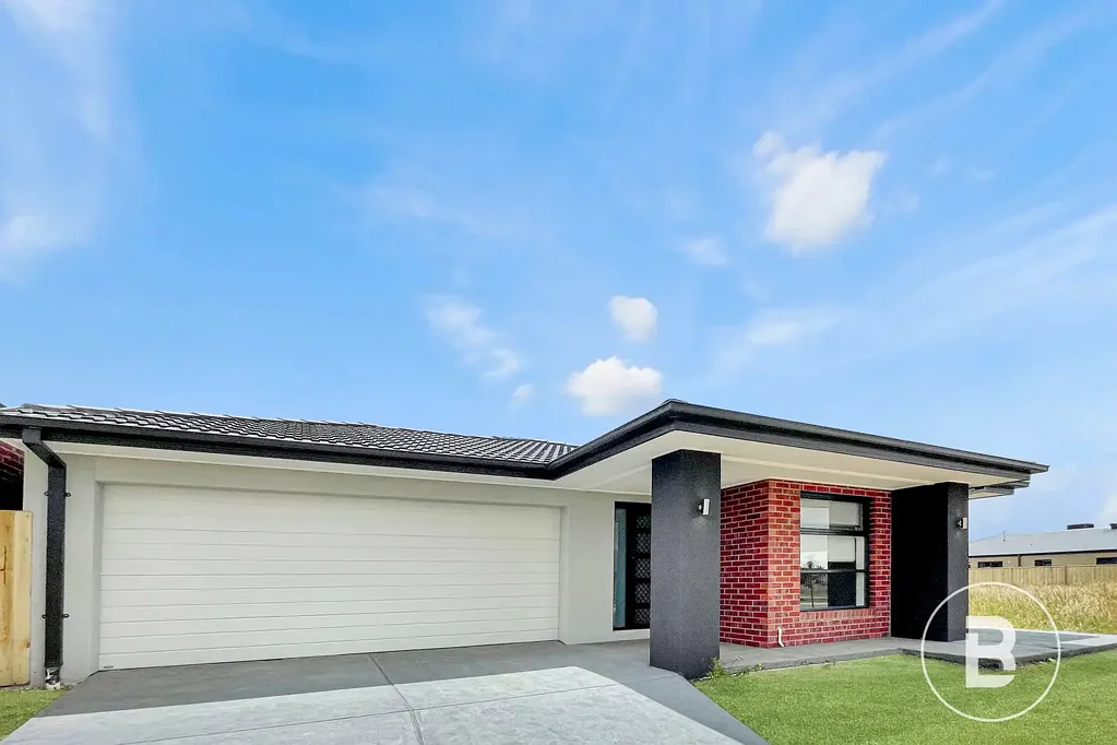 LARGE FAMILY HOME WITH TWO LIVING & LANDSCAPED BACKYARD.