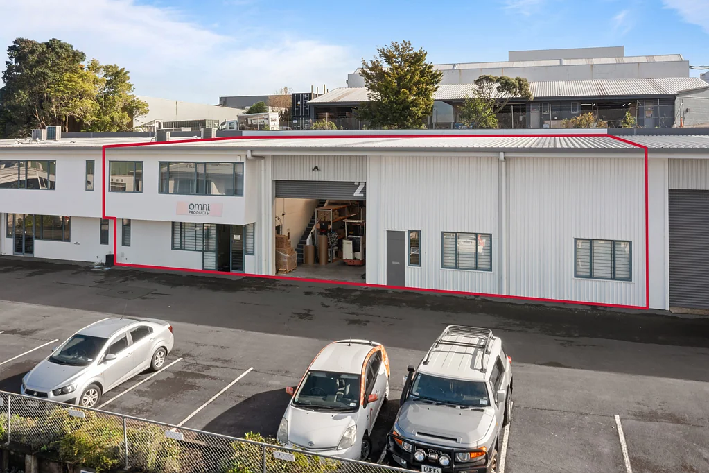 Wairau Valley Functional office/warehouse in prime Wairau Valley