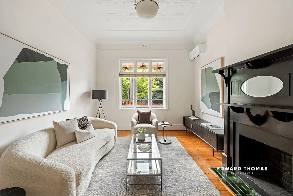 Kensington 4房 转角红砖建筑 光线充足客厅 现代厨房设施 豪华家庭浴室 私人花园休闲 社区优势便利 Perfect period presence on the city’s fringe