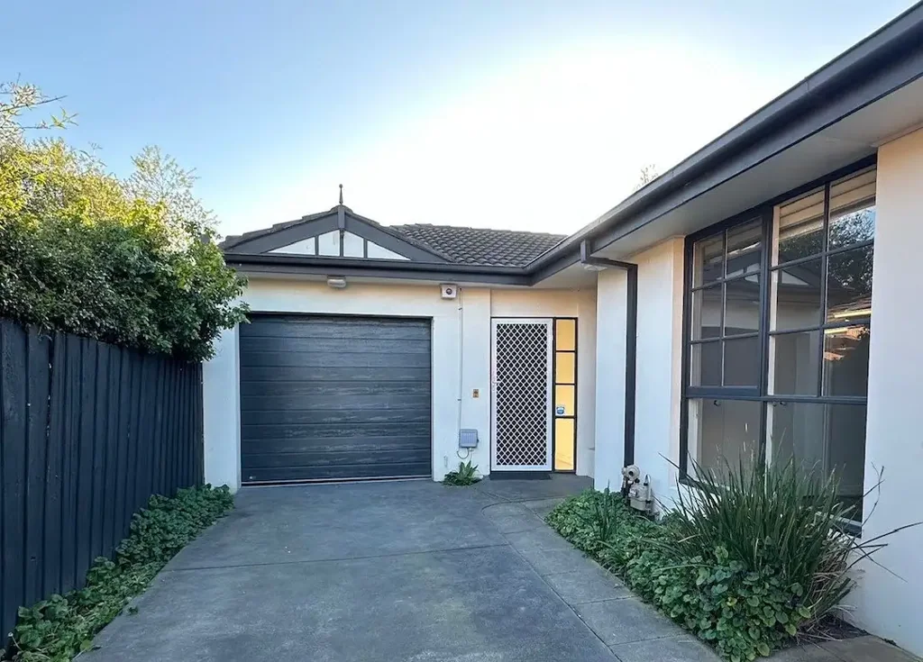Tranquil Garden Retreat with Stylish Comfort & Superb Convenience