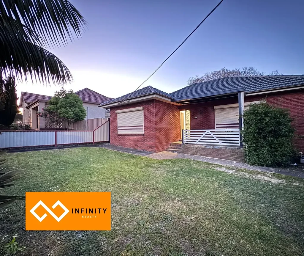 Newly renovated Home - Large Backyard - Walk to Station