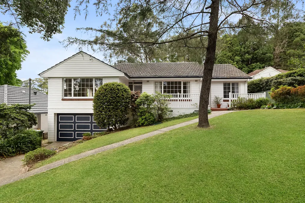 Pymble 4房 全砖房屋 834.7㎡地块 东北朝向 光线充足 四卧双车库 步行便利 学区环绕 Original full brick classic loaded with possibilities