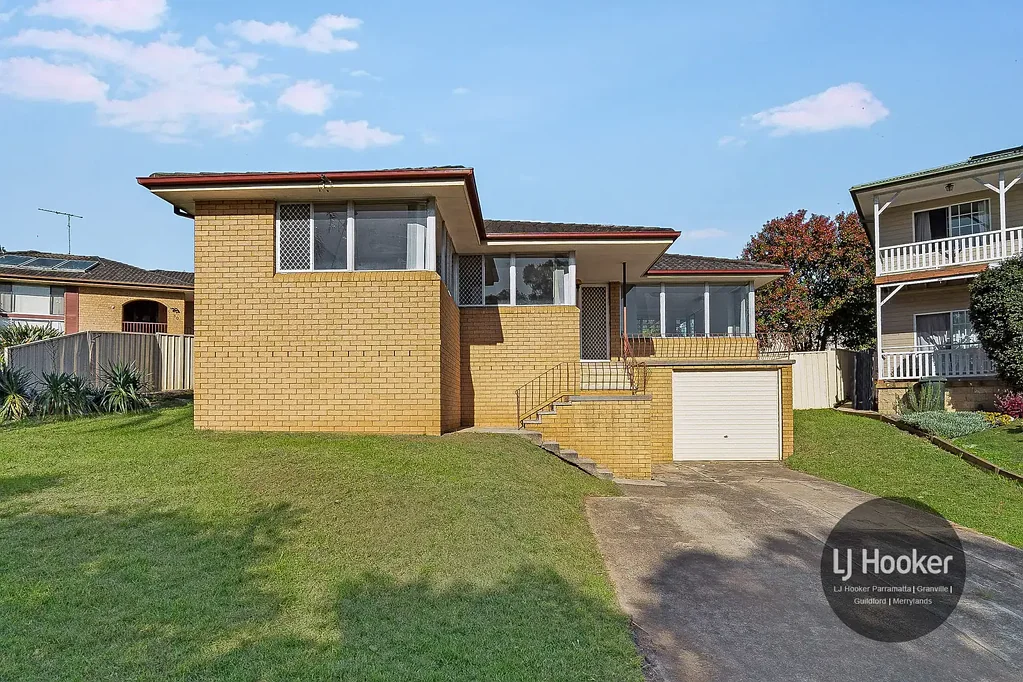 Campbelltown 3غرفة نوم Brick Home, High Side, Large Block!
