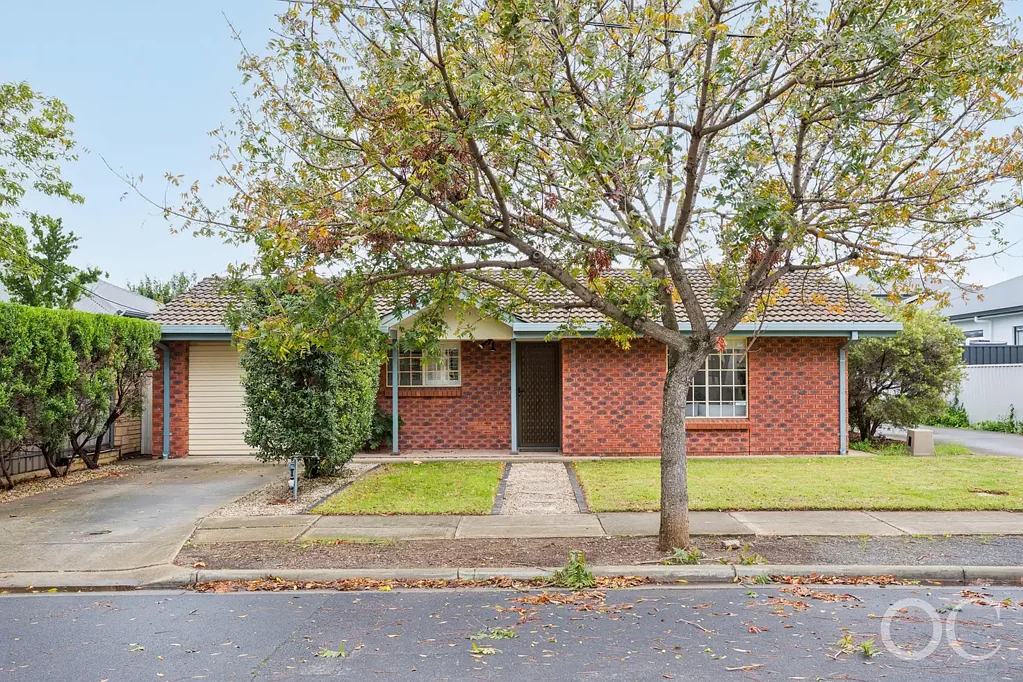 North Plympton 2房  Open the Door to Privacy, Presence and a Renovation Done Right