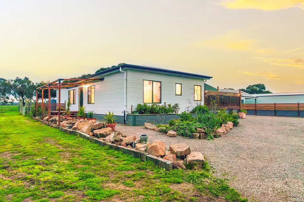 Poonindie 3 Slaapkamer Near-new living with self-sufficient lifestyle appeal
