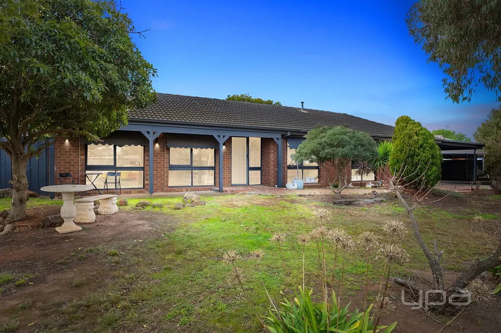 24 Campaspe Crescent, Brookfield, VIC 3338