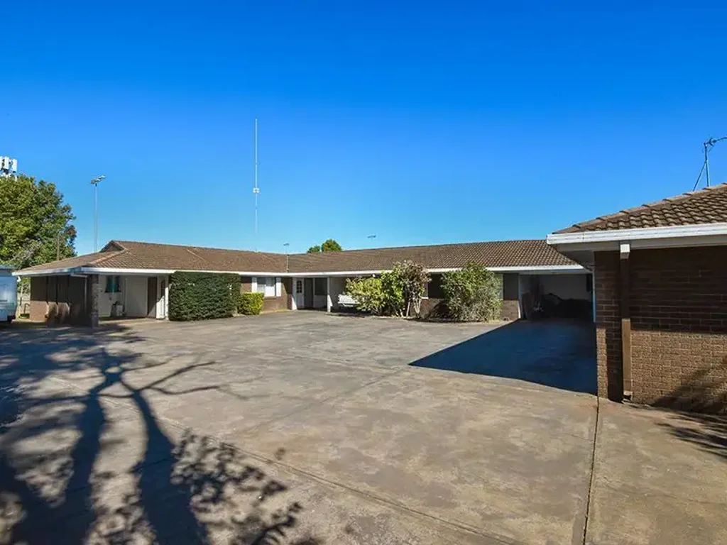 South Toowoomba 4房 低层砖房无楼梯 2单元投资组合 市中心近邻 优质租户长租 毛收益6% 理想投资首选 Investor liquidates last 2 remaining units