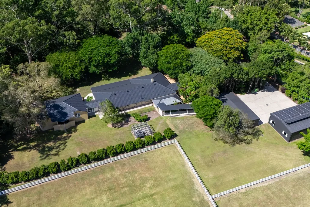 Gumdale 6 Bedroom A Once-in-a-Generation Offering: 5 Flood-Free Acres in the Golden Triangle