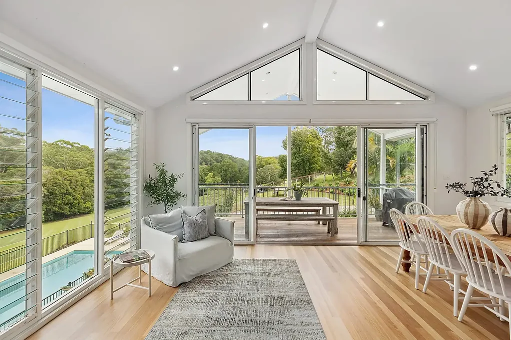 Wamberal 5 Bedroom Luxurious acreage retreat; comfort in tranquility