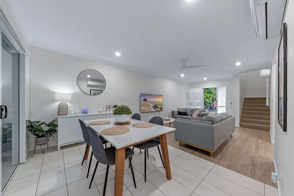 Cannonvale 3房  Beautifully Presented Townhouse in Prime Position in Tranquile