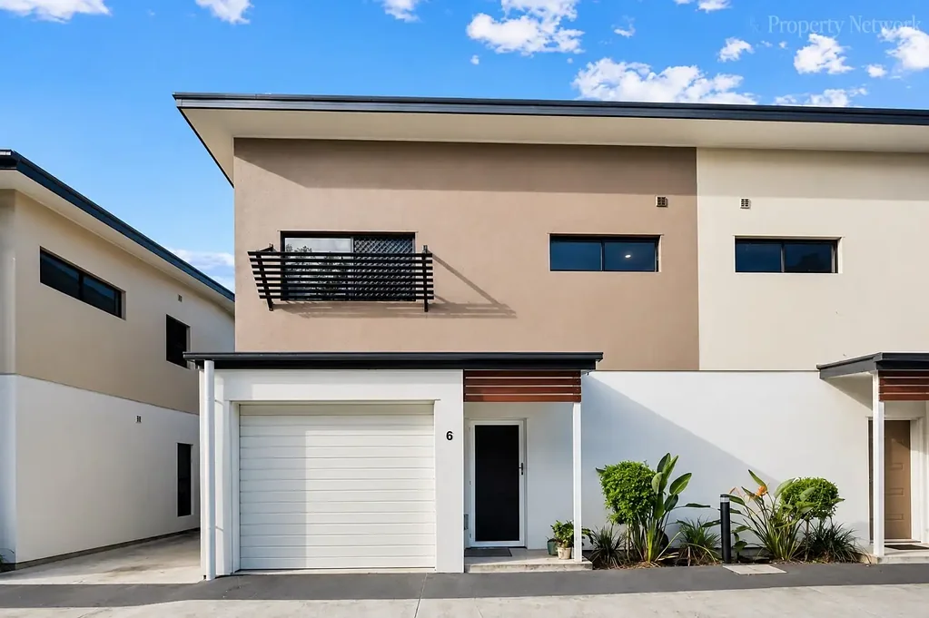 Salisbury 3房 现代 Salisbury 联排别墅，带朝北私人庭院和额外停车位 Modern Salisbury Townhouse with North-Facing Private Courtyard and Additional Car Space