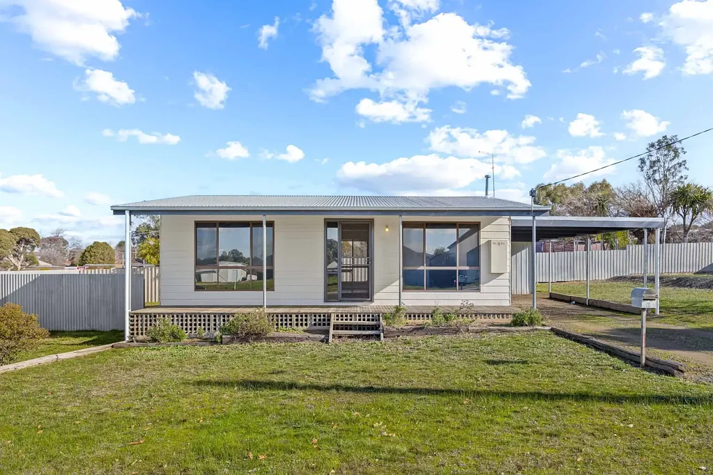 Ararat 1 Bedroom Corner block! Modernised house ideal for investors!