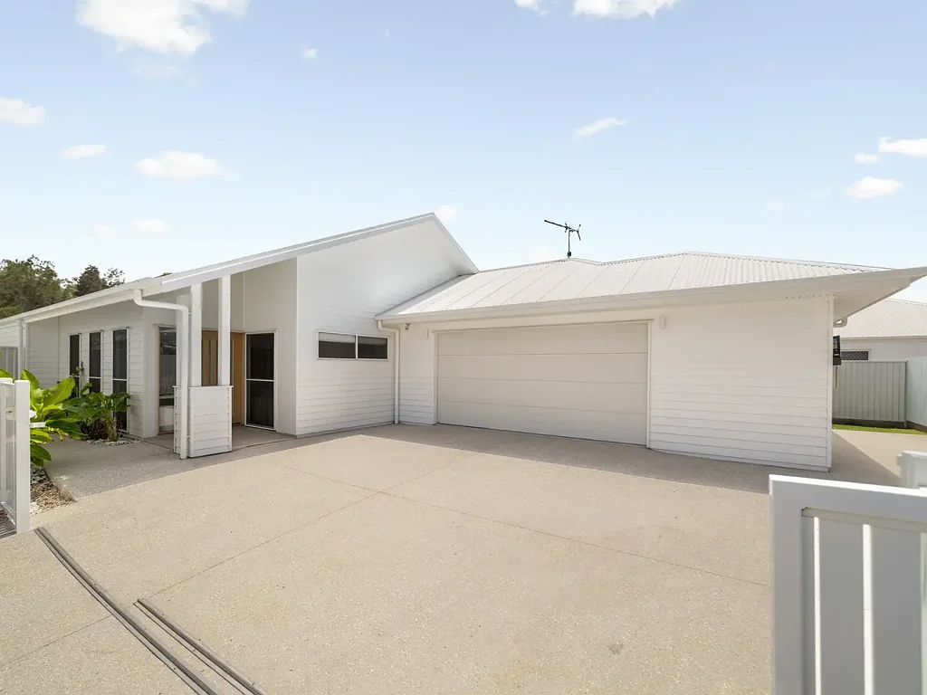 Newport 4Kwarto Contemporary Coastal Luxury on a Generous 682m² Block