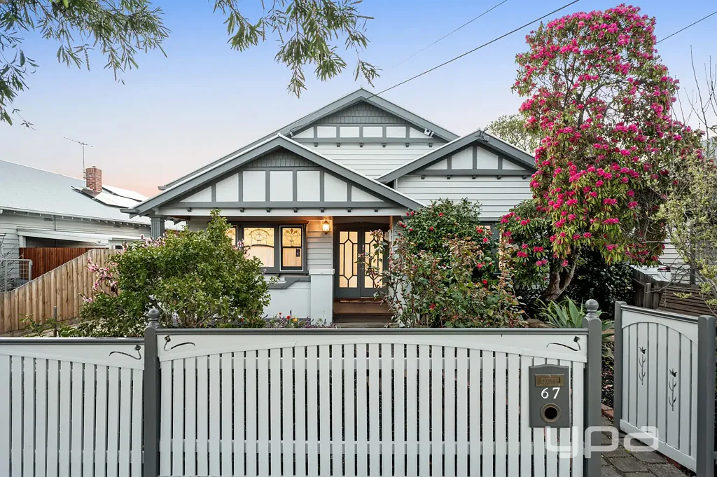 Coburg 5침실 Timeless Elegance Meets Modern Family Living in Prime Coburg Locale