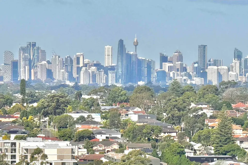 Macquarie Park 3房 学府雅居 北向阳台 明亮开放 凯撒石厨房 米勒家电 安全舒适 智能家居体验 This top level brand new Penthouse with City skyline views and it has about over 50sqm roof top yard.