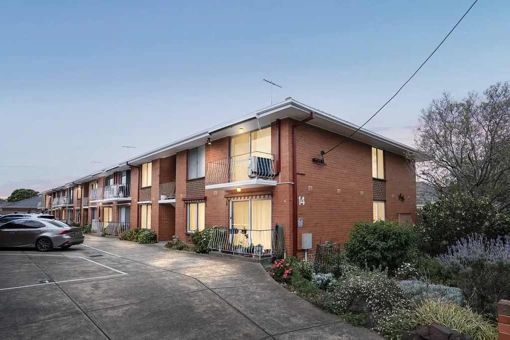 Moonee Ponds 2房 Moonee Ponds黄金地段 现代时尚公寓 宽敞两卧 明亮客厅 私人阳台 街外停车 步行生活便利 Light-Filled Lifestyle in a Prestigious Moonee Ponds Pocket