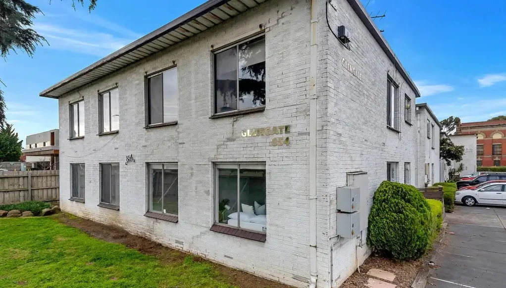 Glenroy 2ห้องนอน The Crown Jewel of Pascoe Vale Road: Street-Facing & Sun-Drenched