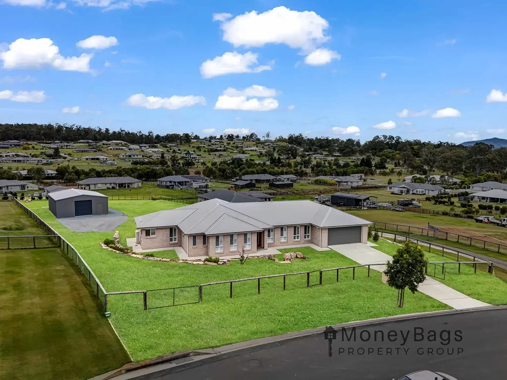 Woodhill 5房 4676平米全围栏地块 现代设计2021年建 四卧主套带双衣柜 开放式厨餐区 媒体室儿童区 10x8m新车棚 2024年建 户外露台侧方车道 Impressive Family Home on Over an Acre with Large Shed