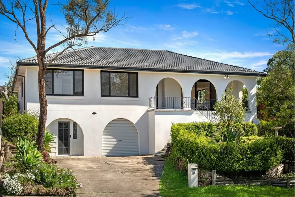 Kellyville 4房 Kellyville高地696sqm 适合家庭 错层设计 四卧主套 现代厨卫 宽敞后院 公校学区 便利生活 This Home Must Be Sold
