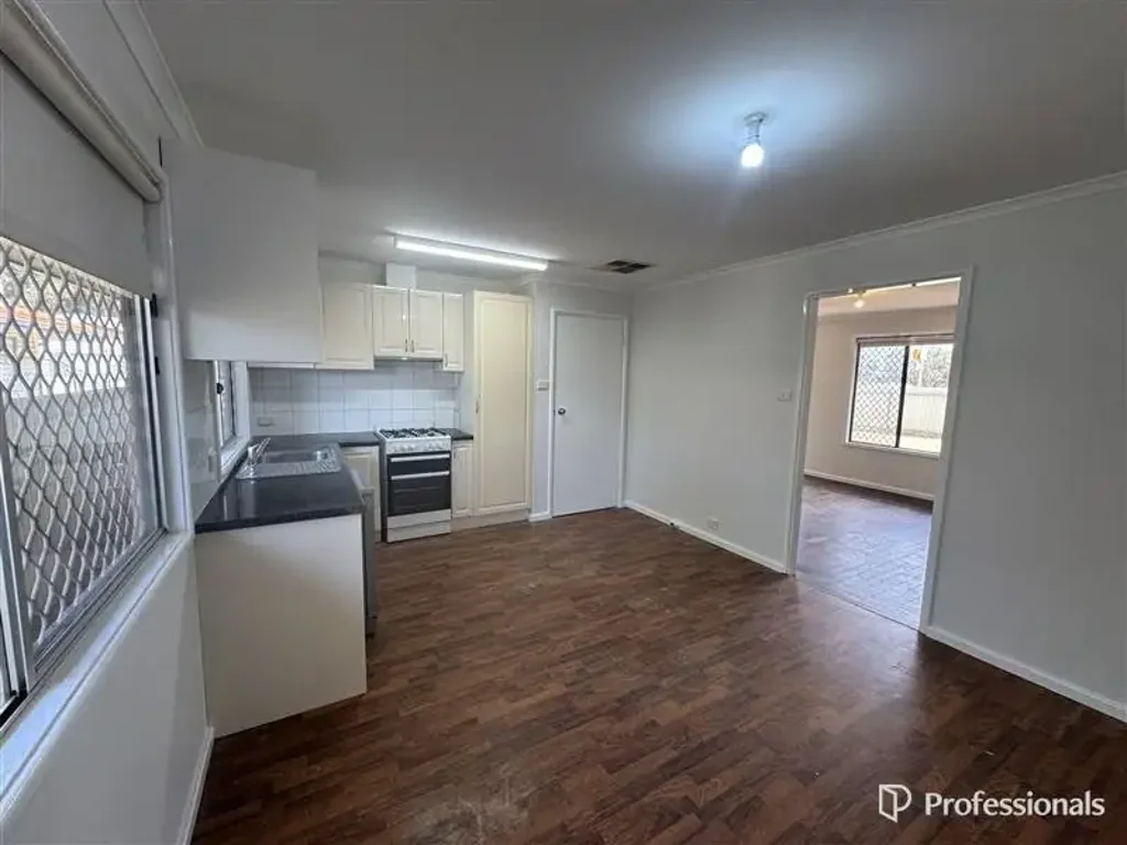 Family-Friendly 4x1 with Spacious Yard – Fresh & Ready
