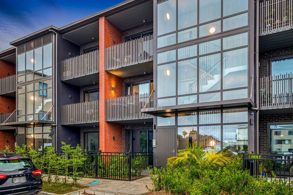 Sunny, Top-Floor Living with Views & Modern Co...