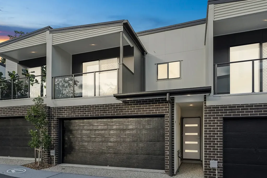 Ferny Grove 3房 现代两楼层联排 别墅空间宽敞 主卧带套间浴 庭院成熟景观 靠近村站校公 Modern Townhouse Living with Space, Privacy & Convenience