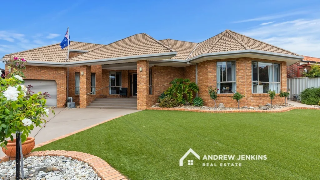 Cobram 3 Bedroom Great Location ~ Great Views!