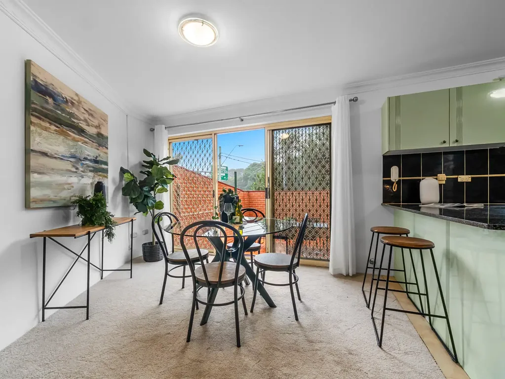 Kensington 2Moenga SPACIOUS, NORTH FACING, COURTYARD APARTMENT