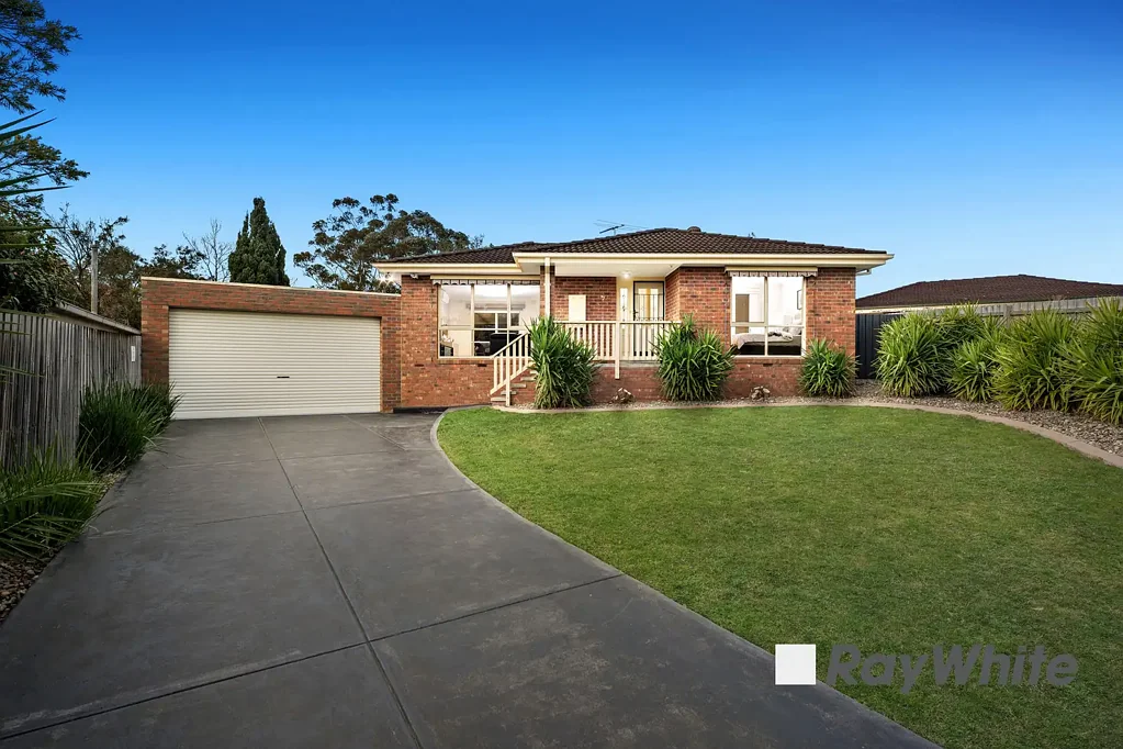 Endeavour Hills 4房  宽敞的家庭生活，位于极受欢迎的地段！ EXPANSIVE FAMILY LIVING IN A HIGHLY SOUGHT-AFTER LOCATION!