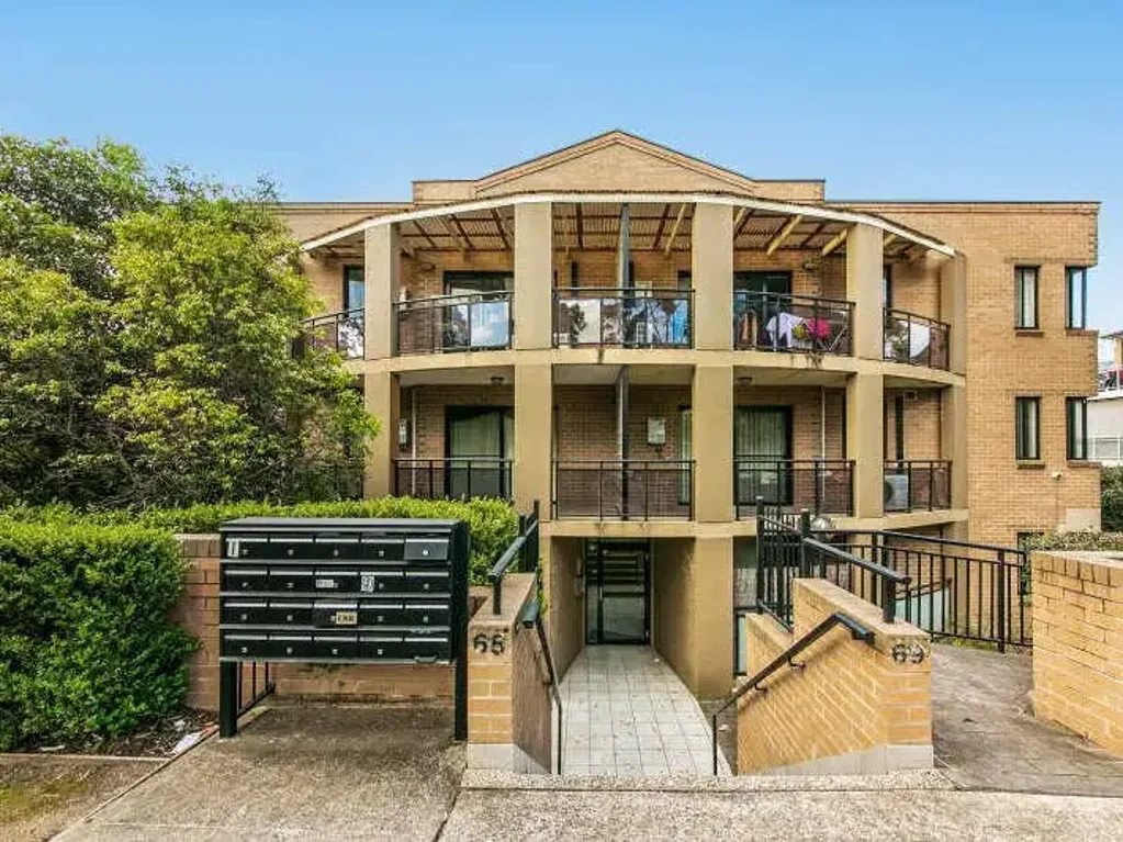 Lovely 2 Bedroom Unit In A Fantastic Location!