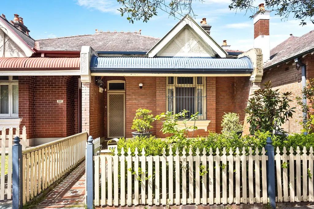 Marrickville 3 Slaapkamer Value-packed character semi with a fresh & bright feel
