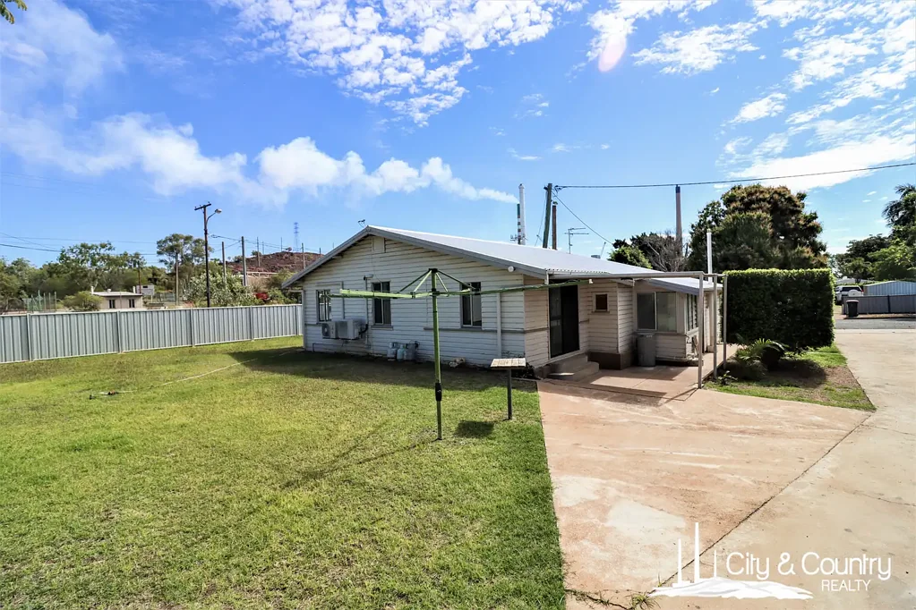 Mount Isa 3ਬੈੱਡਰੂਮ On Track for Value at 30 Railway Avenue!