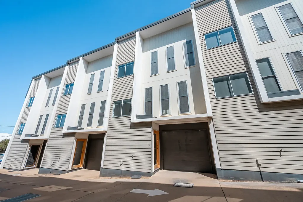 West Gladstone 3غرفة نوم MODERN THREE LEVEL TOWNHOUSE IN THE HEART OF GLADSTONE!