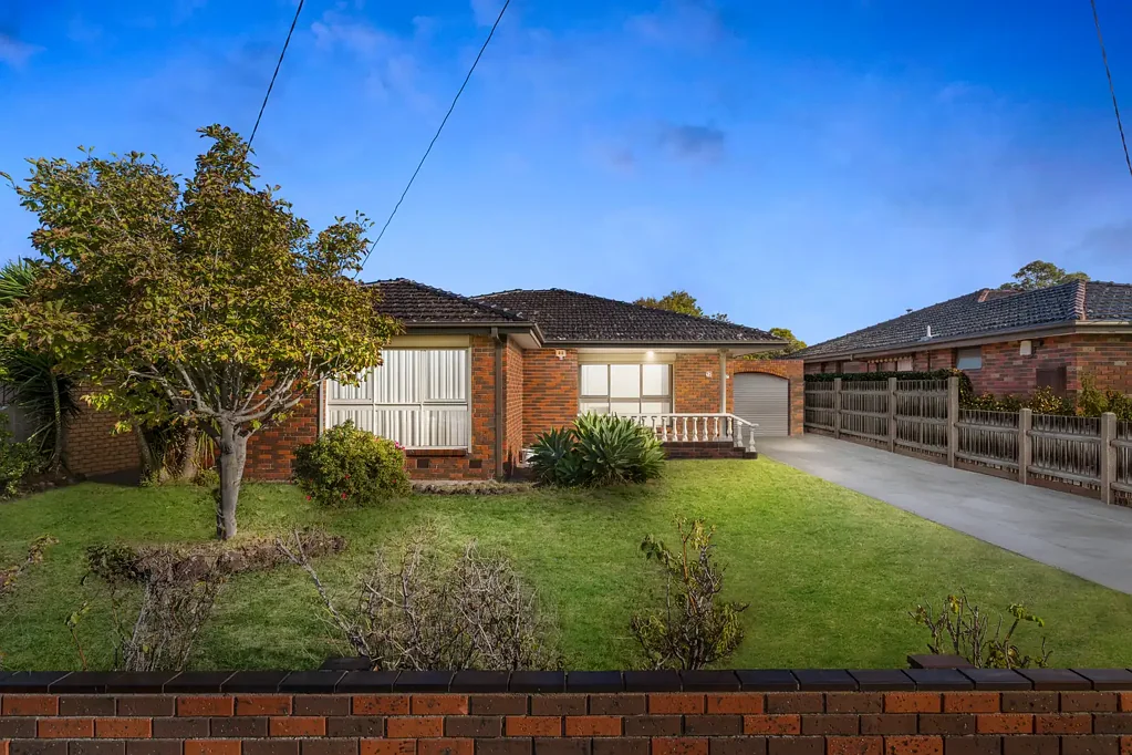 Oakleigh South 3房 街角珍稀地块 574㎡ 3卧带主卧卫浴 现代生活舒适 公园环绕 优质学区 便捷交通 周边繁华 Classic Charm with Unlimited Potential
