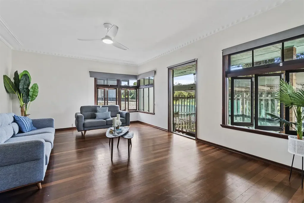 Wynnum West 2Phòng ngủ * NEW PRICE ALERT * - Solid Family Home on 911m2 block!