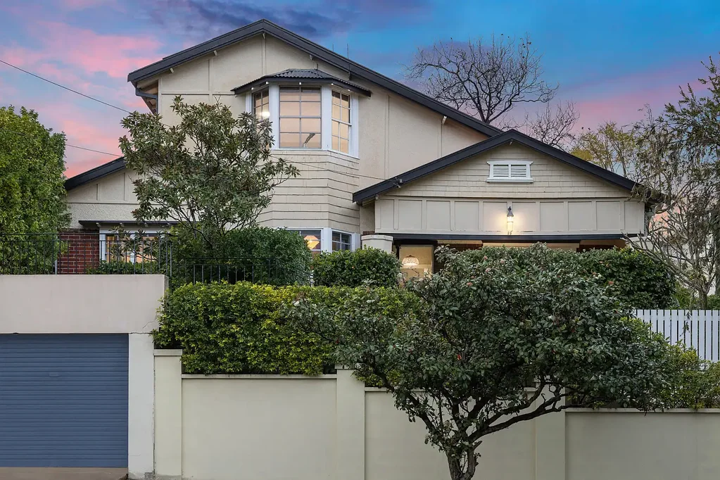 Greenwich 4Habitaciones Character family home with water views and potential
