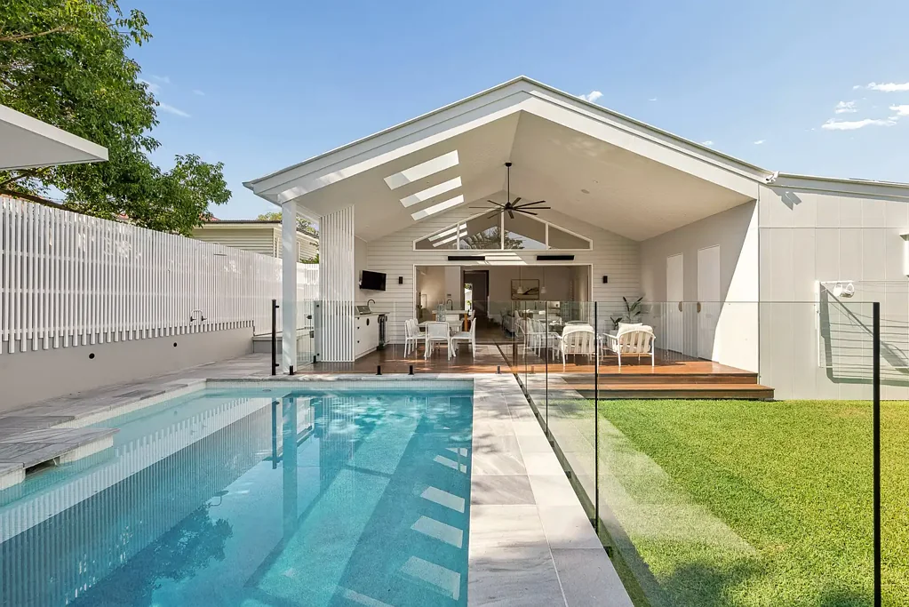 Ashgrove 6房  标志性的阿什格罗夫度假风格娱乐翻新  A Landmark Ashgrove Renovation with Resort Style Entertaining