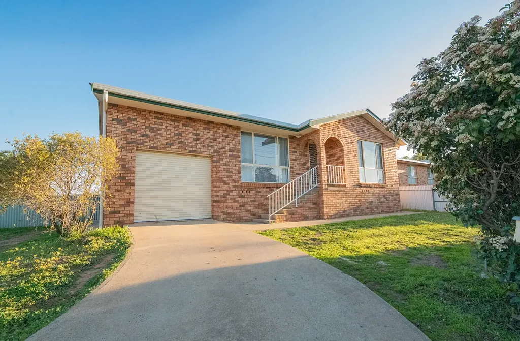 Parkes 3Kwarto Fresh New Look - Move-In Ready Brick Home