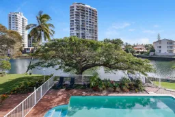 10/16 Paradise Island, Surfers Paradise