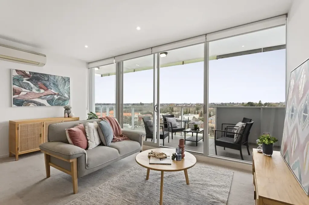 ENTERTAINER'S DELIGHT.....LARGE BALCONY WITH VIEWS!