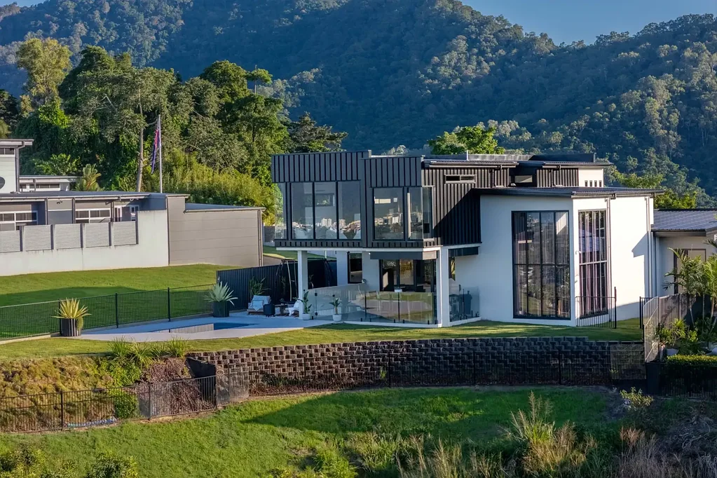 Brinsmead 4कमरा A Home Above the City | Architectural Luxury with a View You'll Never Forget