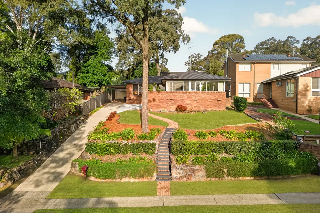 Kings Langley 4બેડરૂમ Elevated Family Home with Pool & Convenience