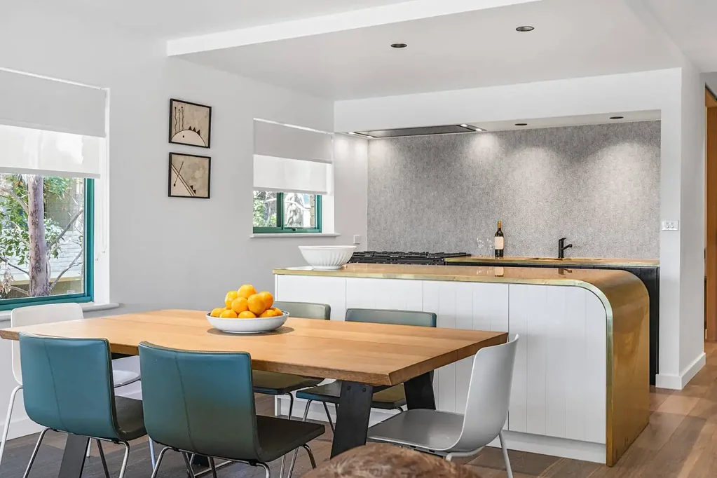 Luxurious 3 bedroom apartment right opposite the beach!