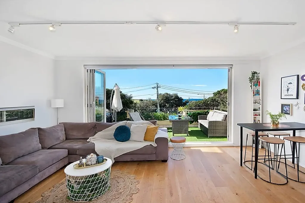 The Perfect Beach Pad With Ocean Views Just Across The Road From Clovelly Beach