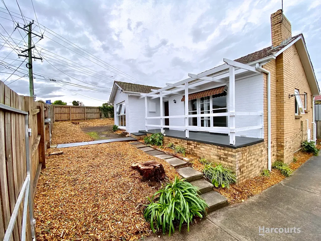 Bulleen 3房 转角地块显要 512㎡约 便捷Bulleen 优享曝光度 即刻舒适 三卧宽敞厨 宽阔门面 停车潜力 近Marcellin College Prime Corner Opportunity with Endless Potential